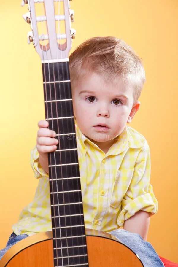 Guitar child. Ребенок гитарист. Ребенок гитарист. Маленький гитарист. Подросток с гитарой.