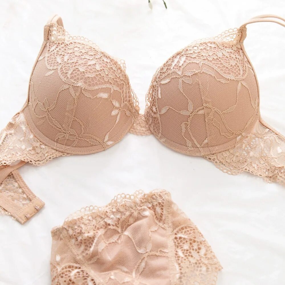 Бюстгальтер бежевого цвета. Бежевый бюстгальтер. Бежевый цвет лифчика. Innamore бюст 10046 цвет verde primavera. Бюстгальтер бежевого цвета.