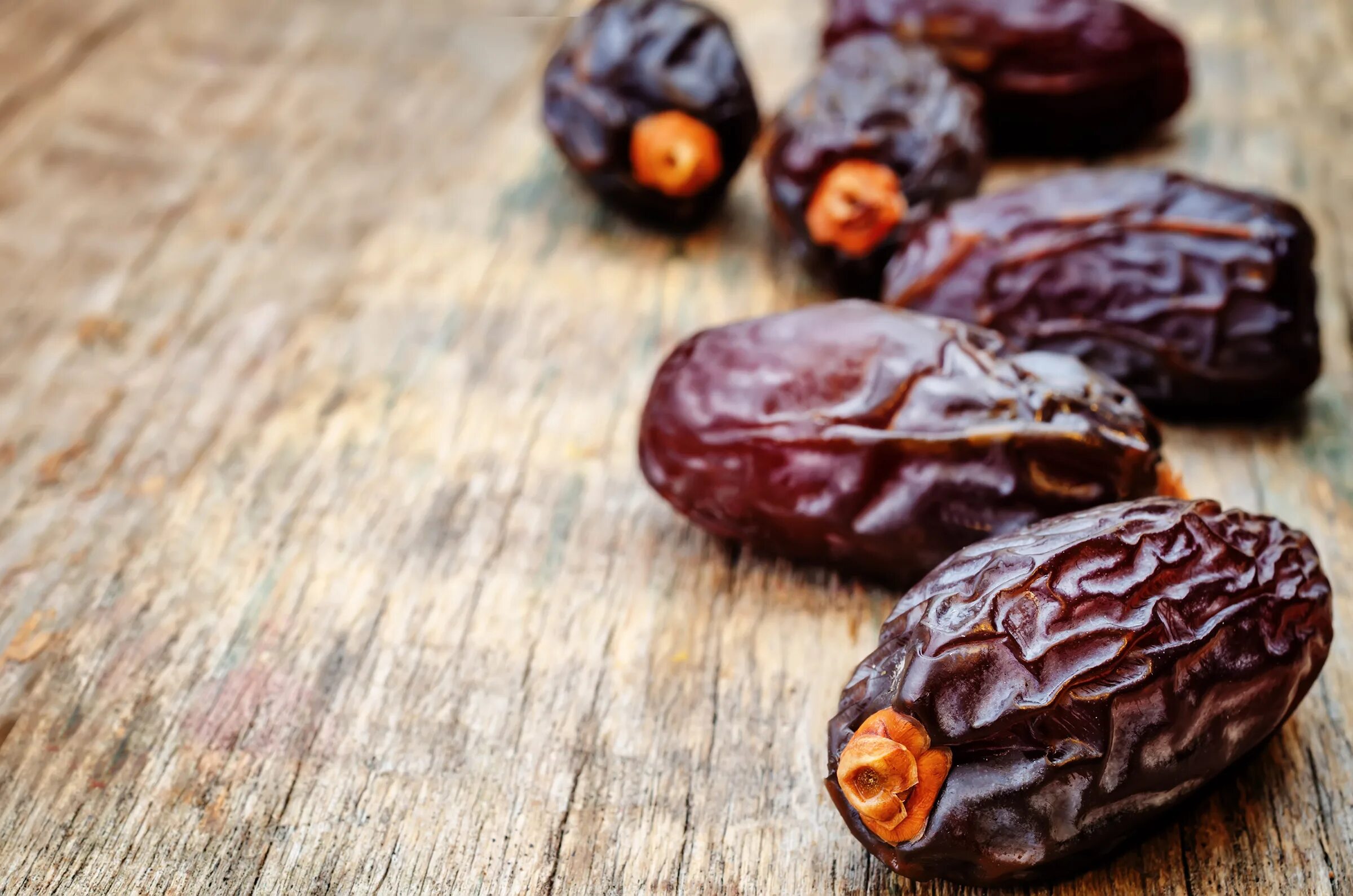 Eat dates. Финики medjoul dates дерева. финики на темном фоне. финики и инжиры в греции фрукты. фиников баннеры.
