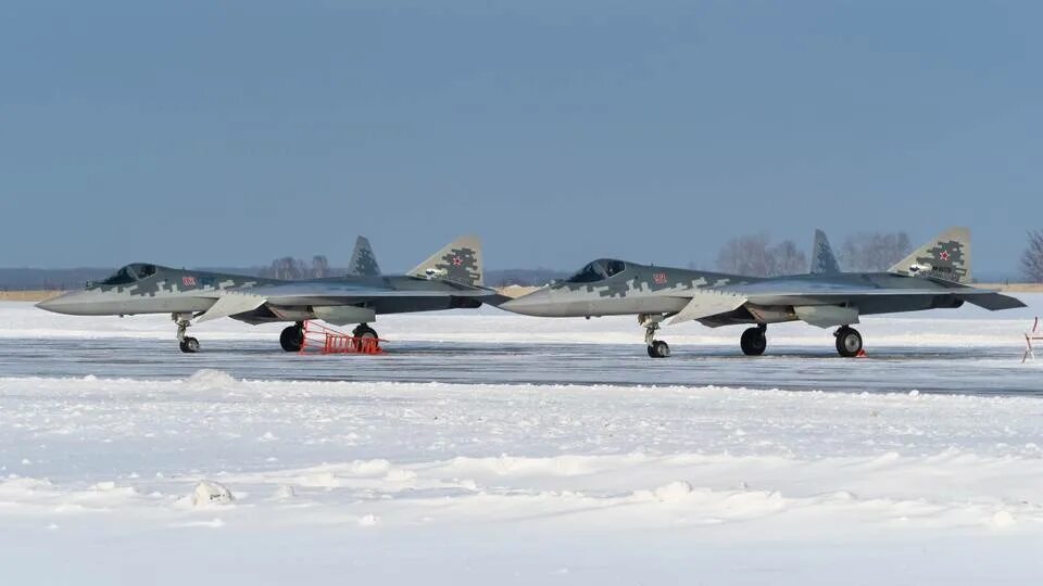 5 57 2022. Су 57 в Толмачево. Су-57 2022. Су 57 на аэродроме. Новые военные самолеты.