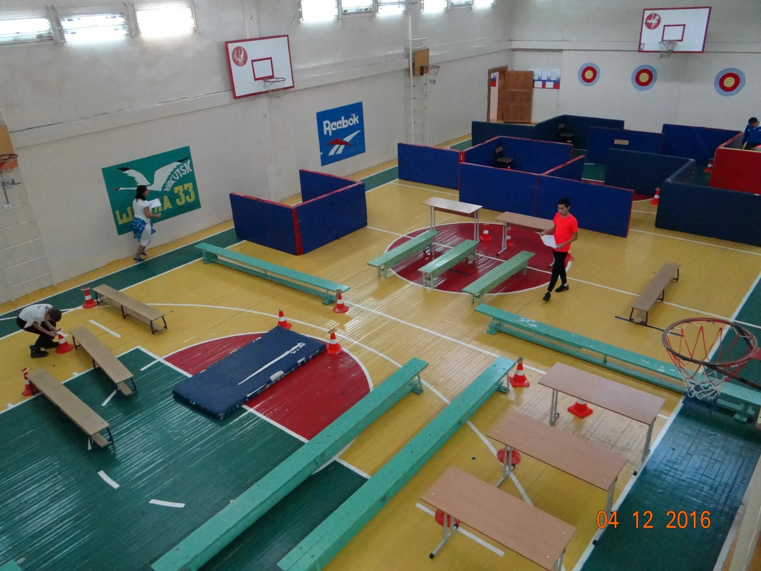 полоса препятствий для школьников. полоса препятствий вт4. полоса препятствий в зале. полоса препятствий в зале. ниндзя фит беговая.