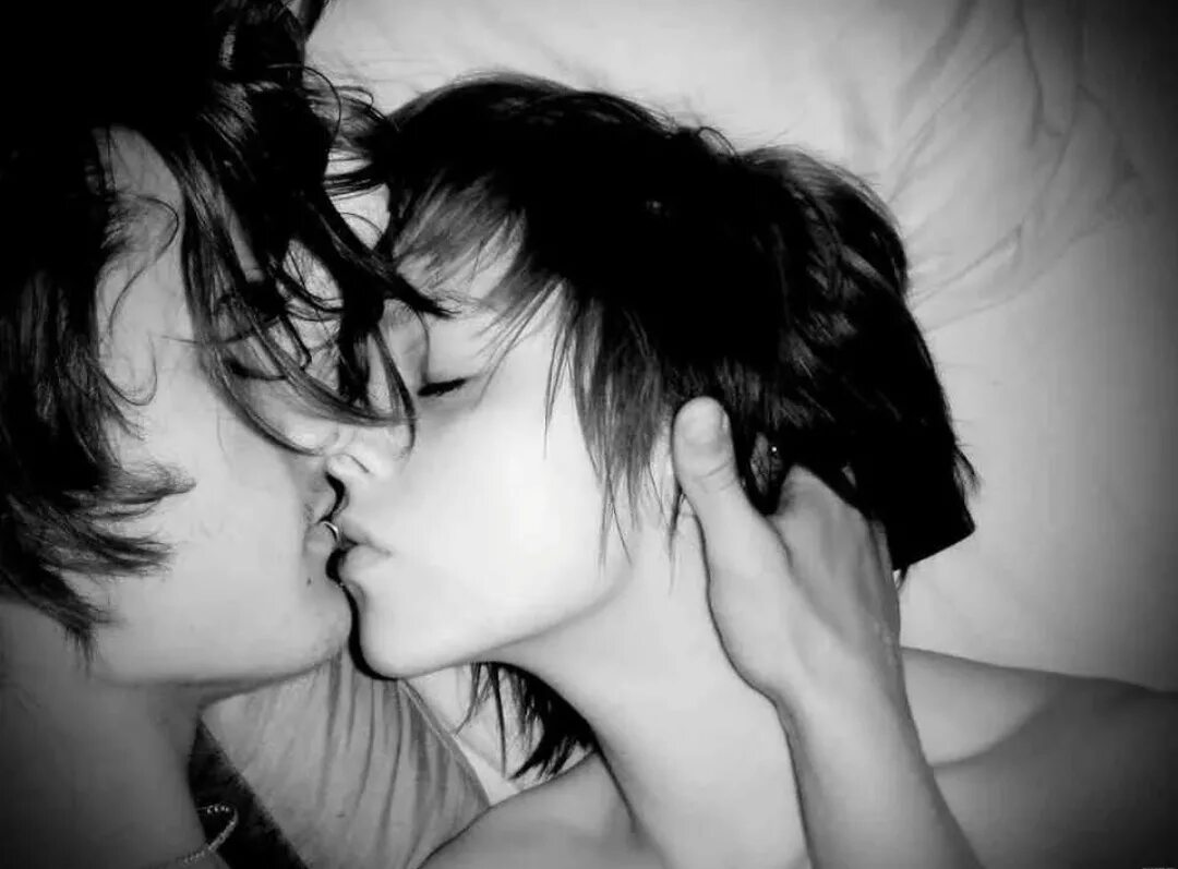 Нежный поцелуй. Страстные поцелуи. Поцелуй девушек. Девушка любовь.