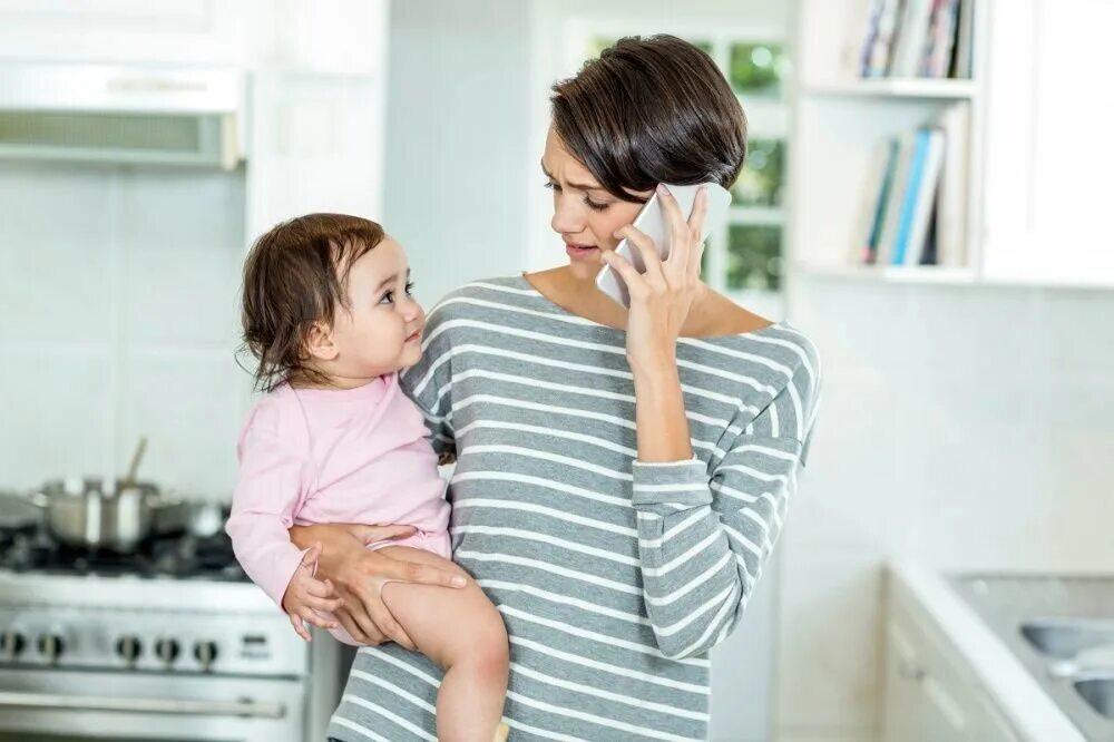 Дочка с телефоном. Мать и дочь беседуют. Мама с дочкой в телефоне. Мама говорит дочке. Дочка разговаривает с мамой по телефону