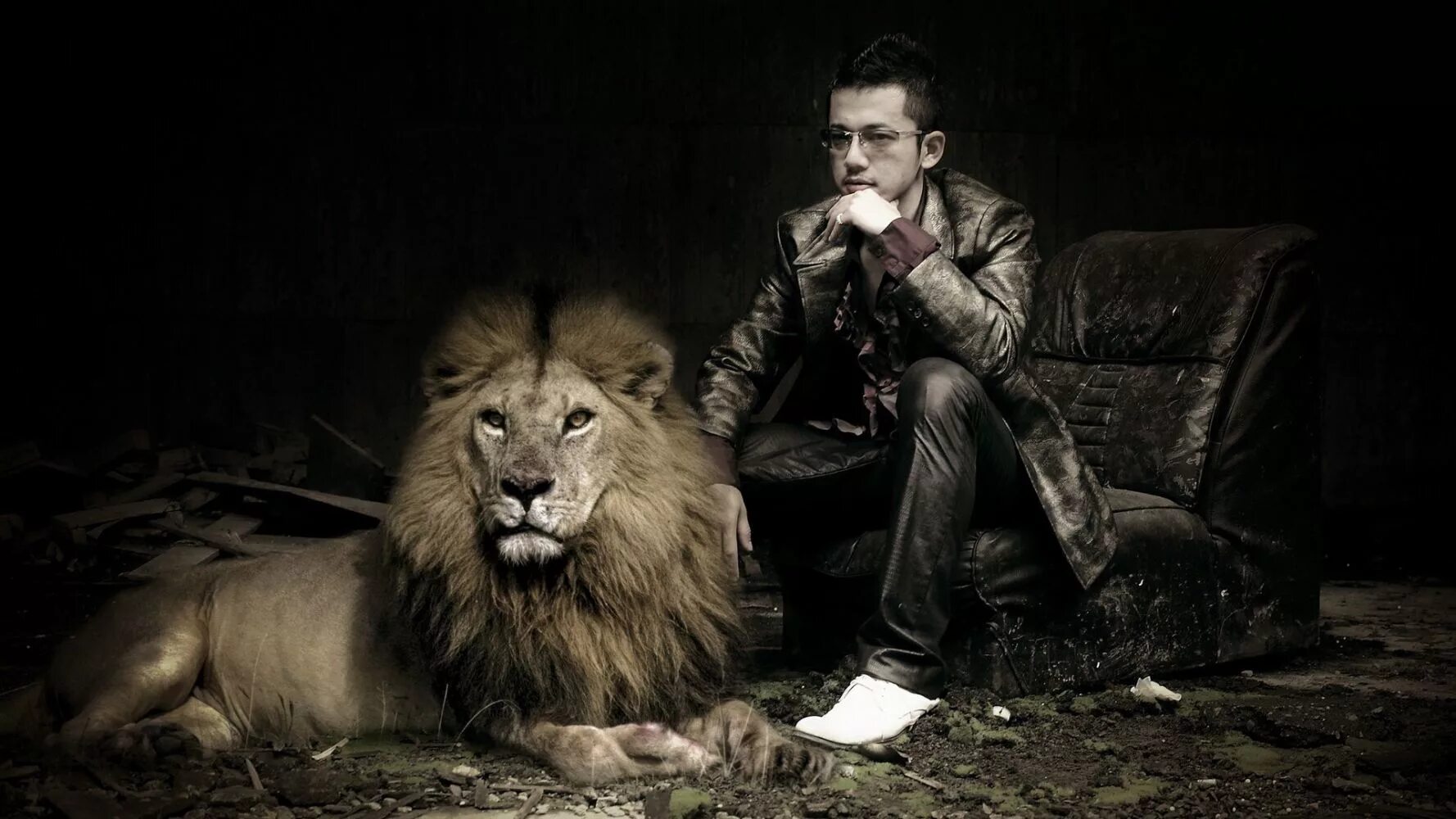 Мужчина лев. Парень лев. Кевин ричардсон и львы. Парень лев. Кевин ричардсон зоолог.