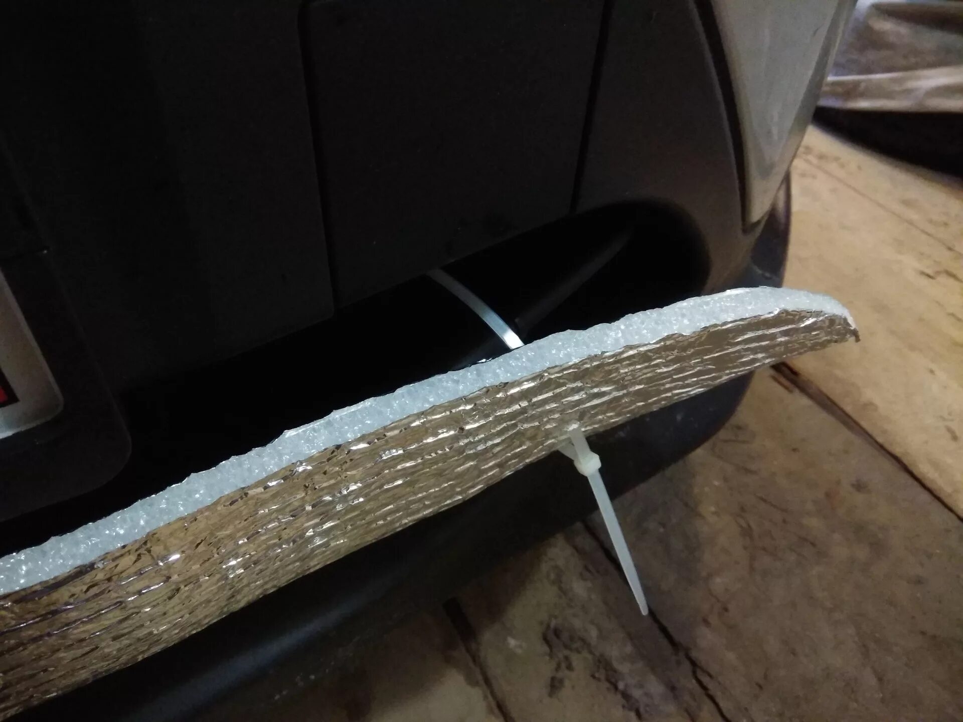 Утепление радиаторной решетки автомобиля. Утеплитель радиатора kia rio. Утепление решетки радиатора своими руками. Утеплитель радиатора на ssangyong kyron 2. Утеплитель радиатора автомобиля.