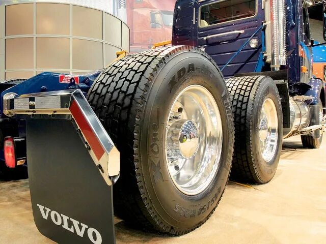 Купить резину на ведущую ось. Michelin 495/45 r22.5. Односкатные колеса на Фредлайнер. Шины грузовые односкатные 495 22.5. Мишлен батоны грузовые.