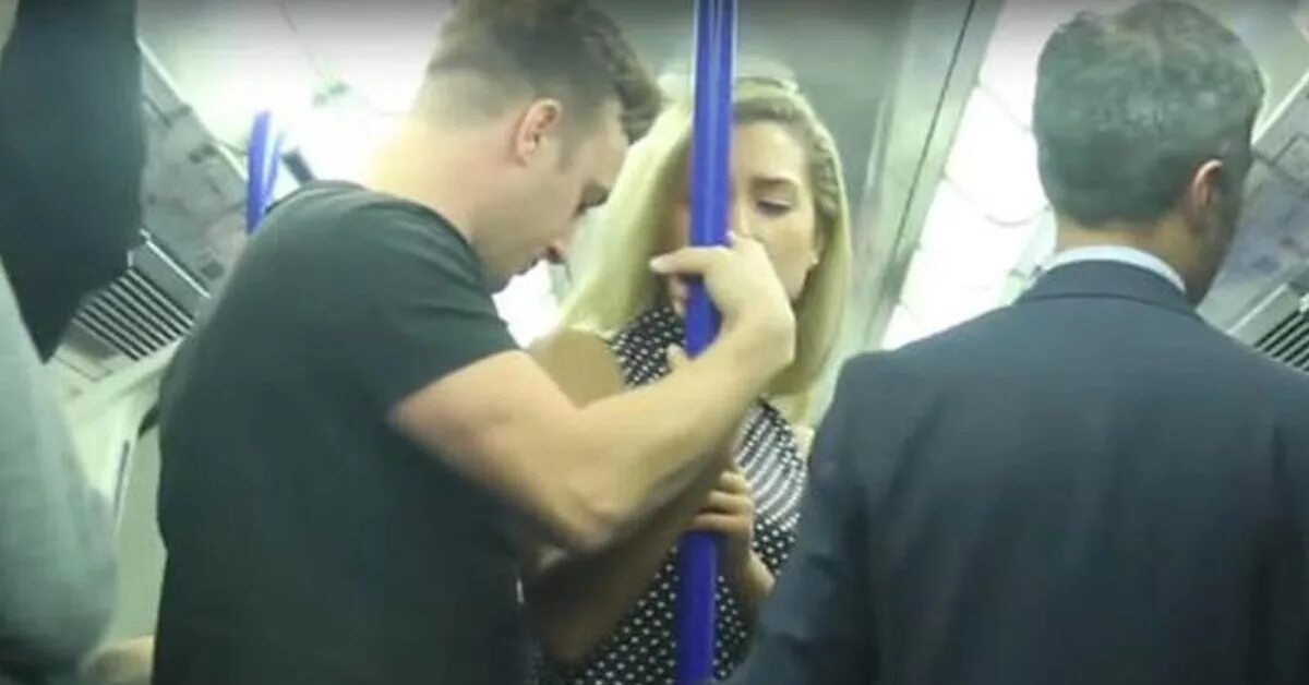 Начал лапать в автобусе. Домогательства в общественном транспорте. прижался к девушке в автобусе. пристают к девушке в автобусе. пристает к девочке в автобусе.
