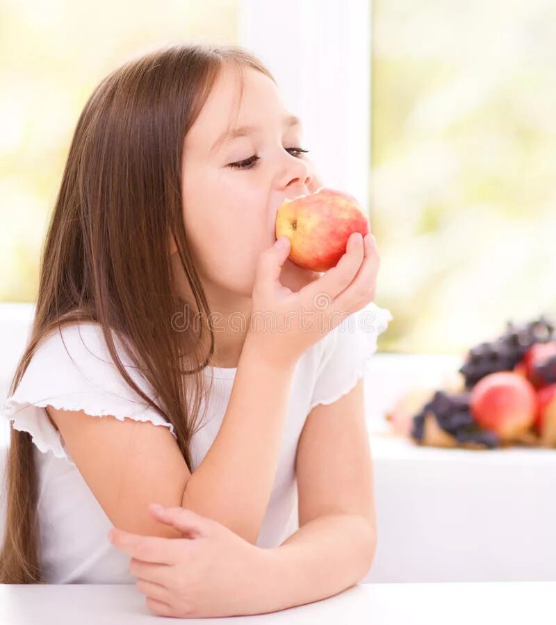 Девочка ест яблоко. Маленькая девочка ест яблоко. Девочка ест яблоко картинка. Ребенок кушает яблоко картина.