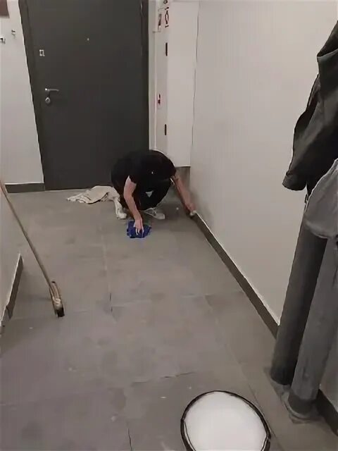 Уборка парадных. Уборщик лестничных клеток. Инвентарь для уборки подъездов. Уборщица лестничных клеток. Уборка парадных.