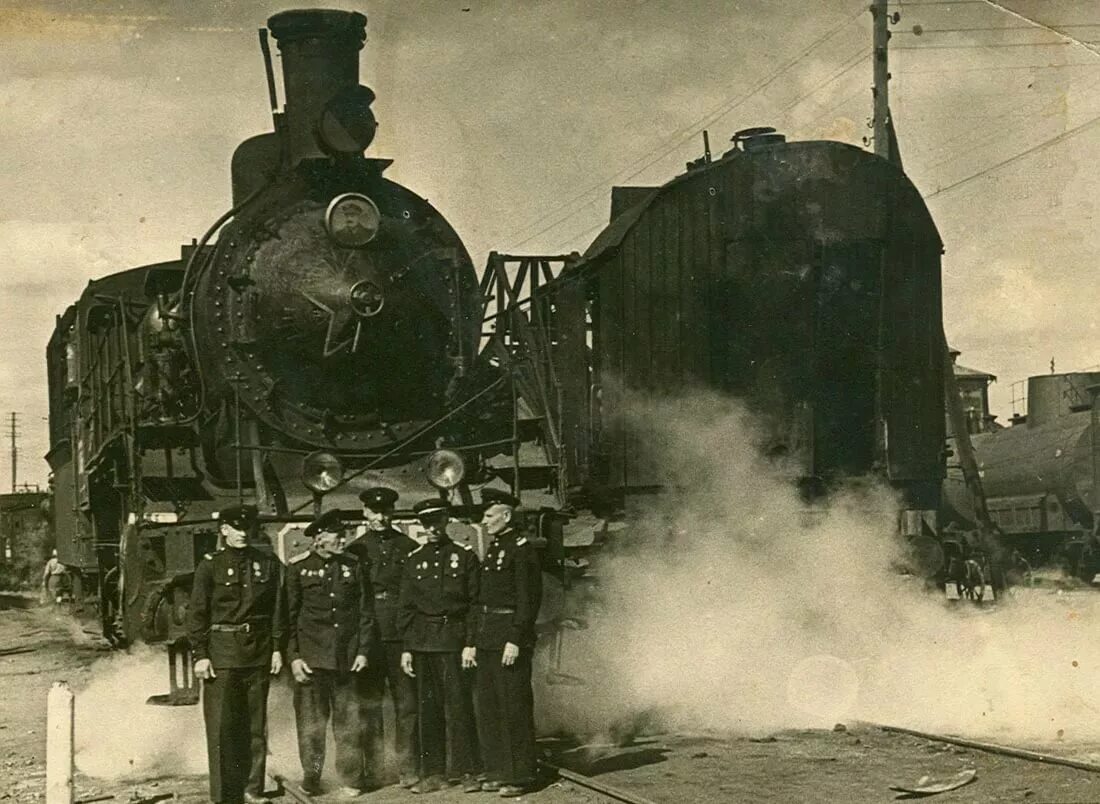 Поезд в годы великой отечественной войны. Машинисты поезда в годы войны 1941 1945. Свердловская железная дорога 1941-1945. Паровозное депо Октябрьской железной дороги. Северная железная дорога 1941.