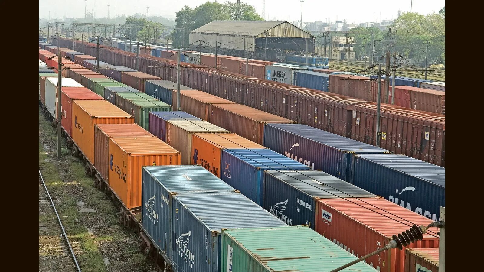 Контейнер в полувагон Transit. Indian freight Wagon. Rail freight. Container Corp of India.