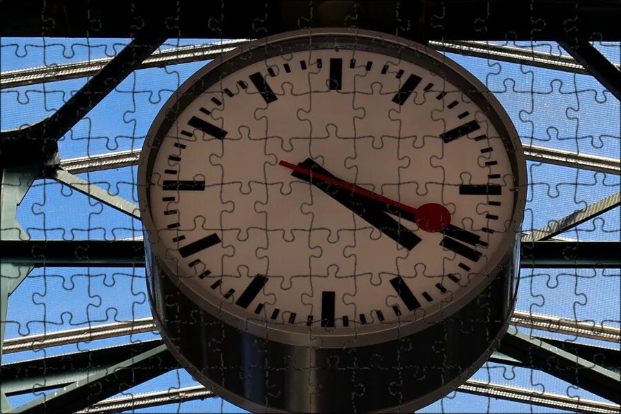 Сделай часы на станции ярче. Швейцарские железнодорожные часы. Часы на вокзале. Часы Вокзальные в Швейцарии. Вокзал с часами.