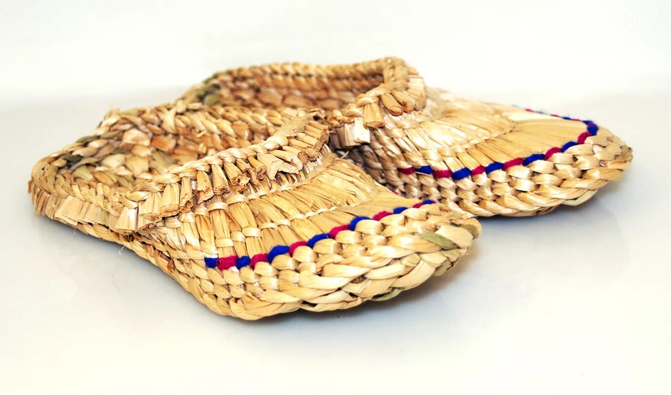 Лапти лаптищи. Лыко для лаптей. Лапти сбоку. Лапти новые. Что такое лапти в древней руси.