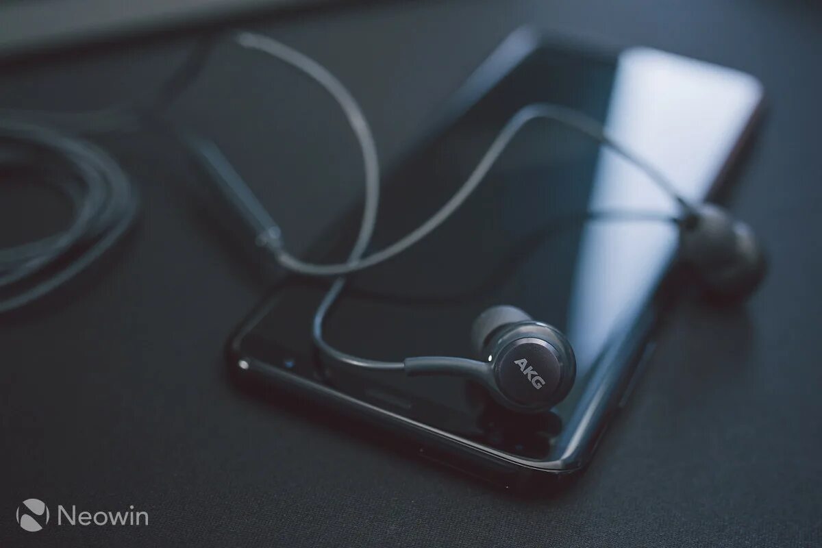 Akg n200 упаковка. Sound by akg. Galaxy buds akg samsung. Samsung sound by akg buds. Samsung akg наушники беспроводные.