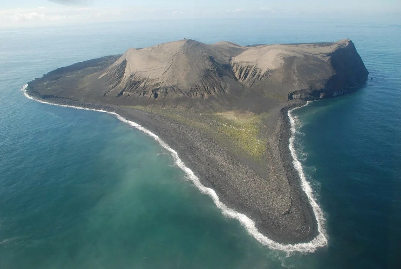 Плотный остров. Сюртсей остров в Исландии. Вулканический остров Суртсей. Суртсей Исландия. Остров Суртсей ЮНЕСКО.