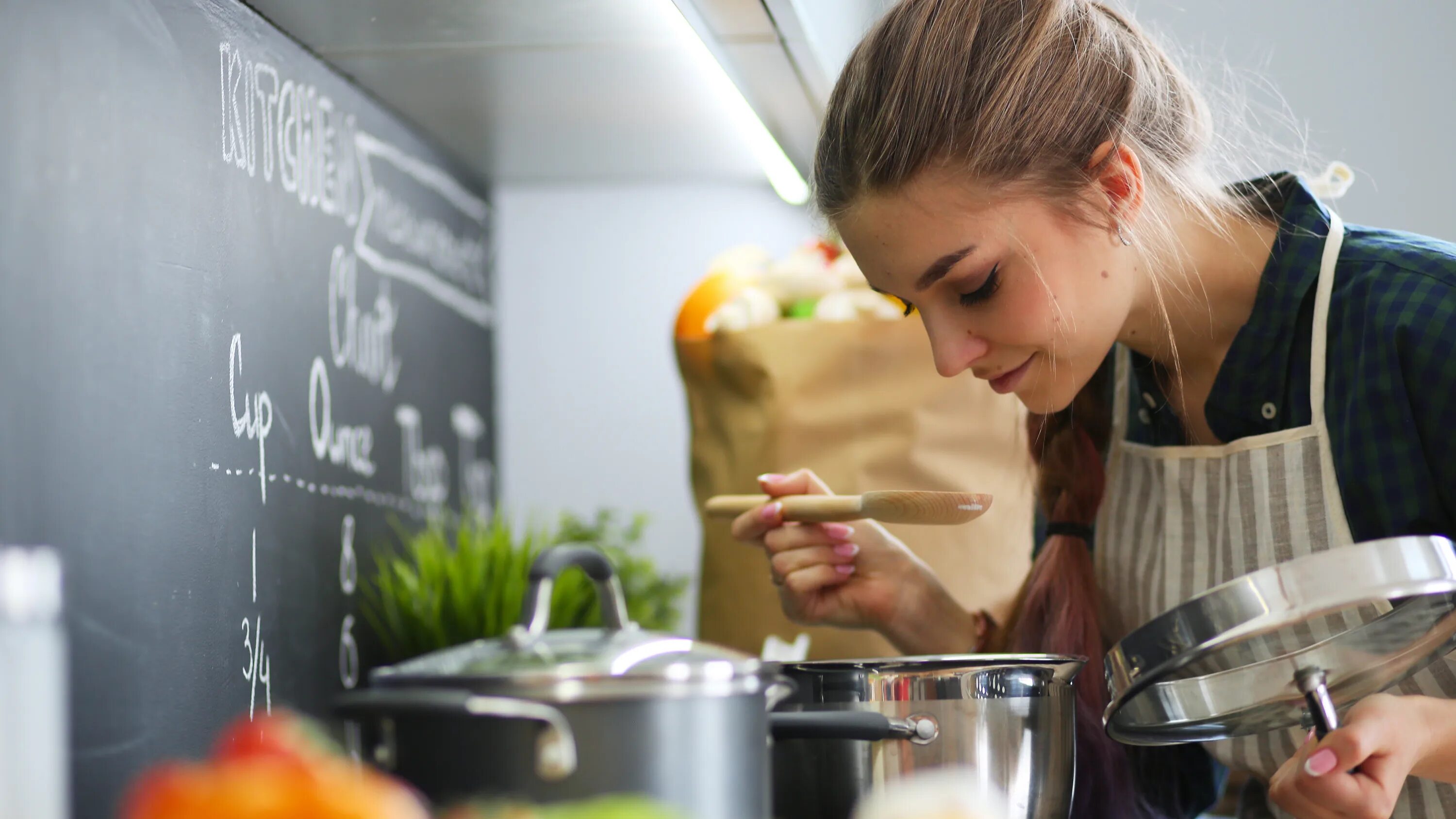 True cooking. Готовка на кухне. Женщина на кухне. Готовка подростки. Женщина готовит.