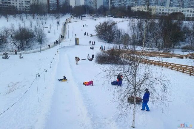 Пр горок пр тихнуть. Горка в парке 50 летия октября. Парк 50 летия октября Тюбингова. Парк 50 летия октября тюбинг. Парк 50 летия октября горка тюбинг.