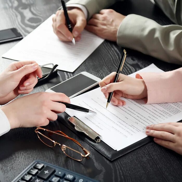 Адвокат в суде. Услуги недобросовестных юристов. Юридический документ. Расторжение сделки. Договорные споры.