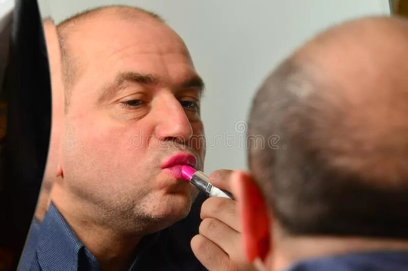 Страстные губы. Поцелуй с накрашенными губами. Парень с красными губами. Парень красит губы. Накрашенные мужские губы.