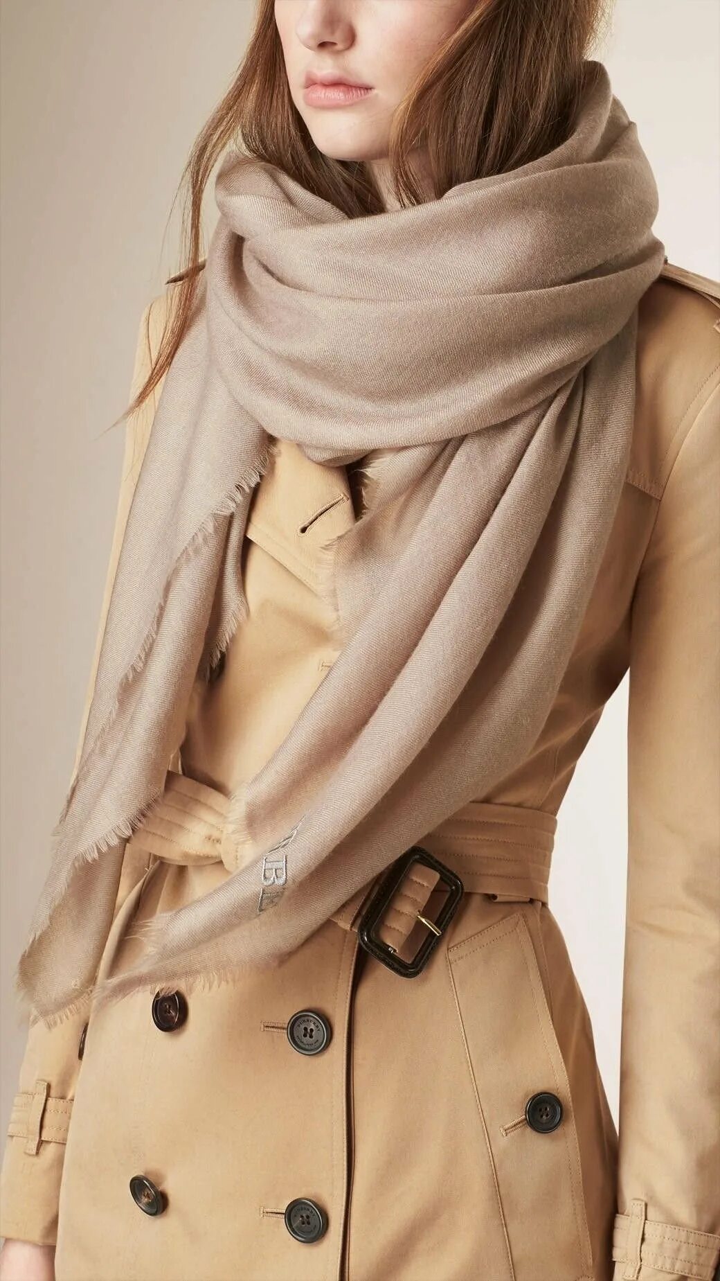 Джессика альба в бежевом пальто. Какой цвет шарфа подойдет к бежевому. Сочетание бежевого пальто с шарфом. Шарф к бежевому пальто женскому. Пальто луи виттон женское бежевое.