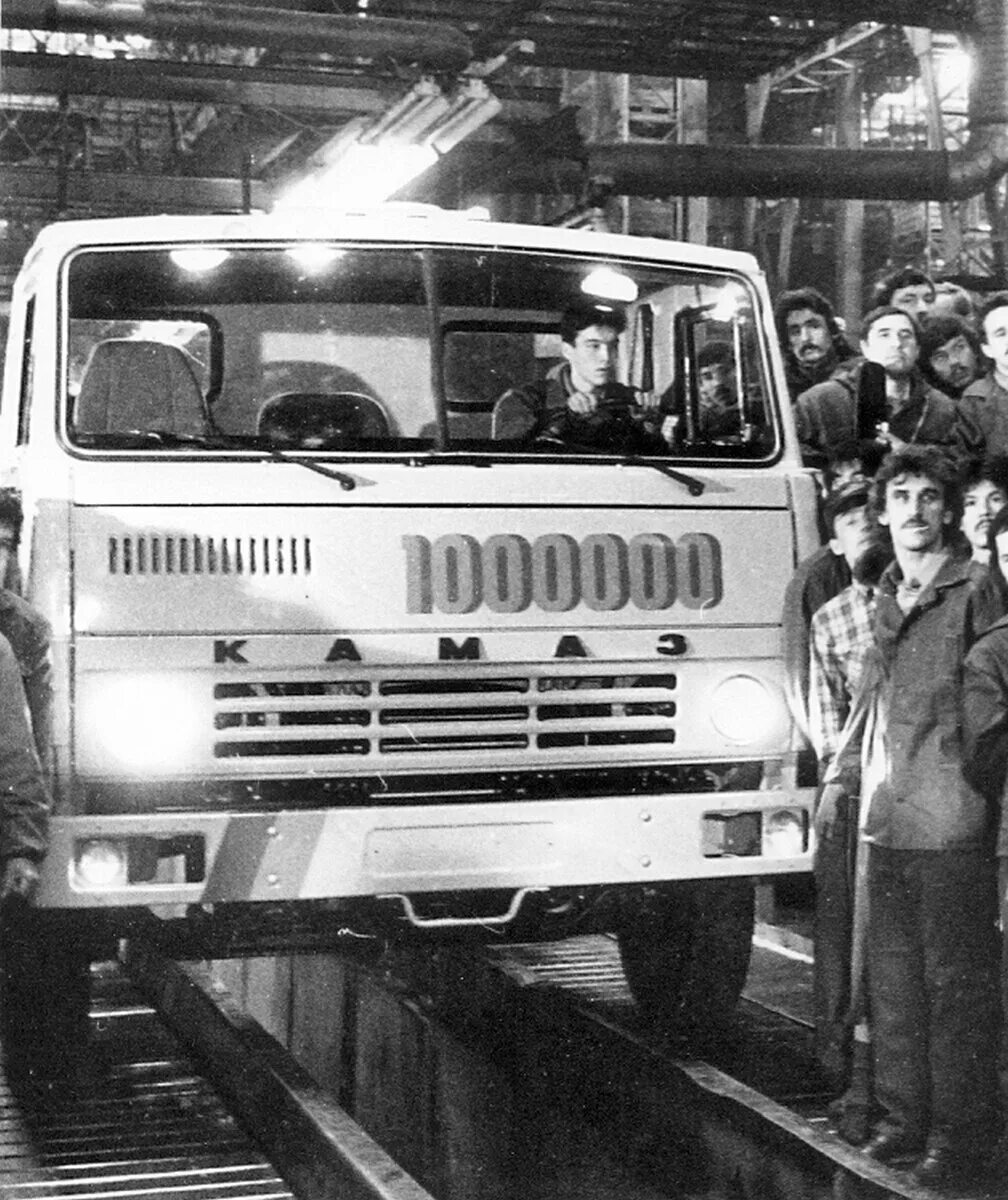 Камский автомобильный завод набережные челны ссср. Первый камаз сошел. Камаз завод 1969. Камаз 5320 первый камаз. Камаз 5320 первый камаз.