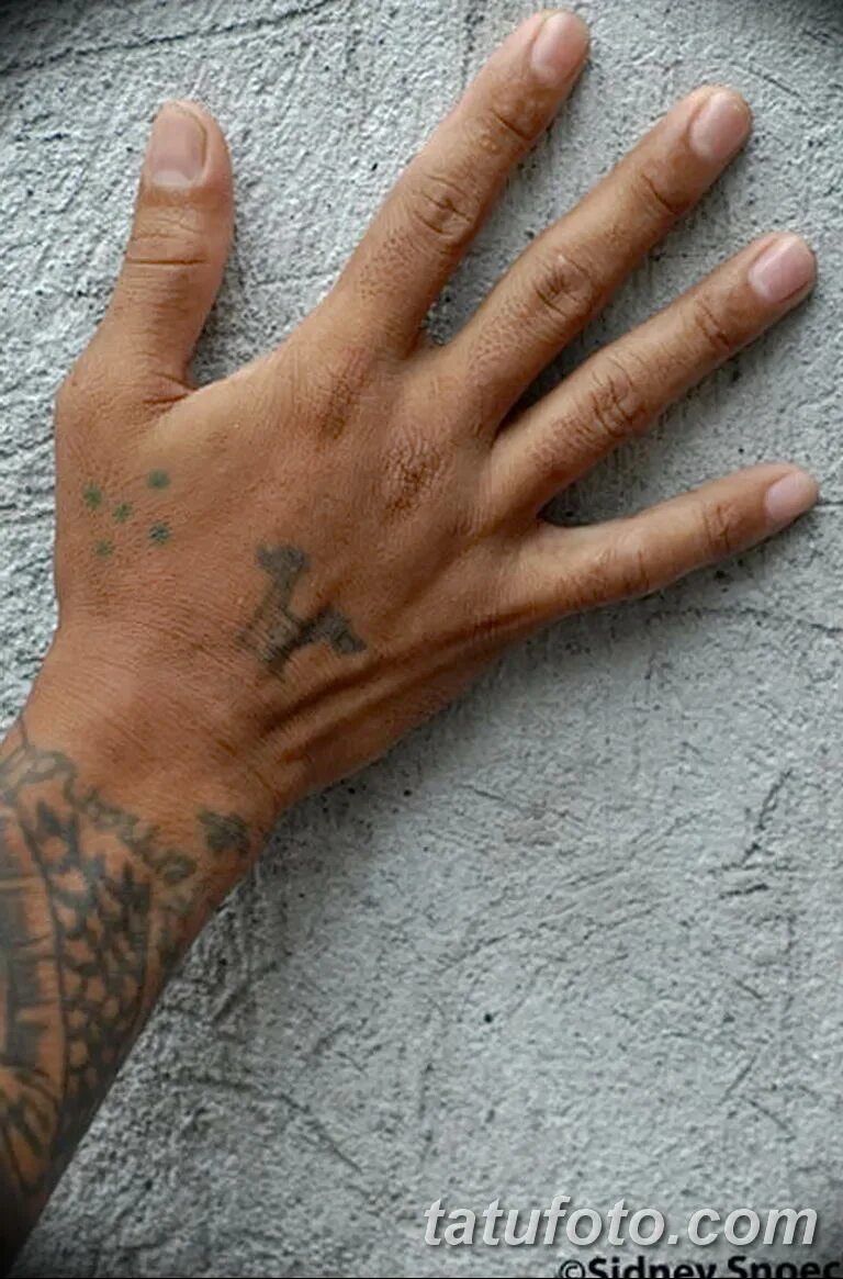 Точки на пальцах что значат. Татуировки на руку. Зоновские татухи на руке.