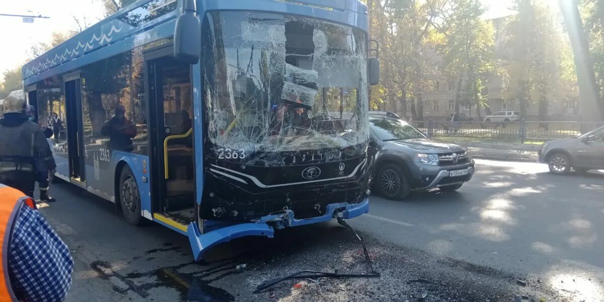 Авария на 50 лет октября саратов сегодня. Авария троллейбуса в Саратове. Вчера авария в Саратове троллейбус.
