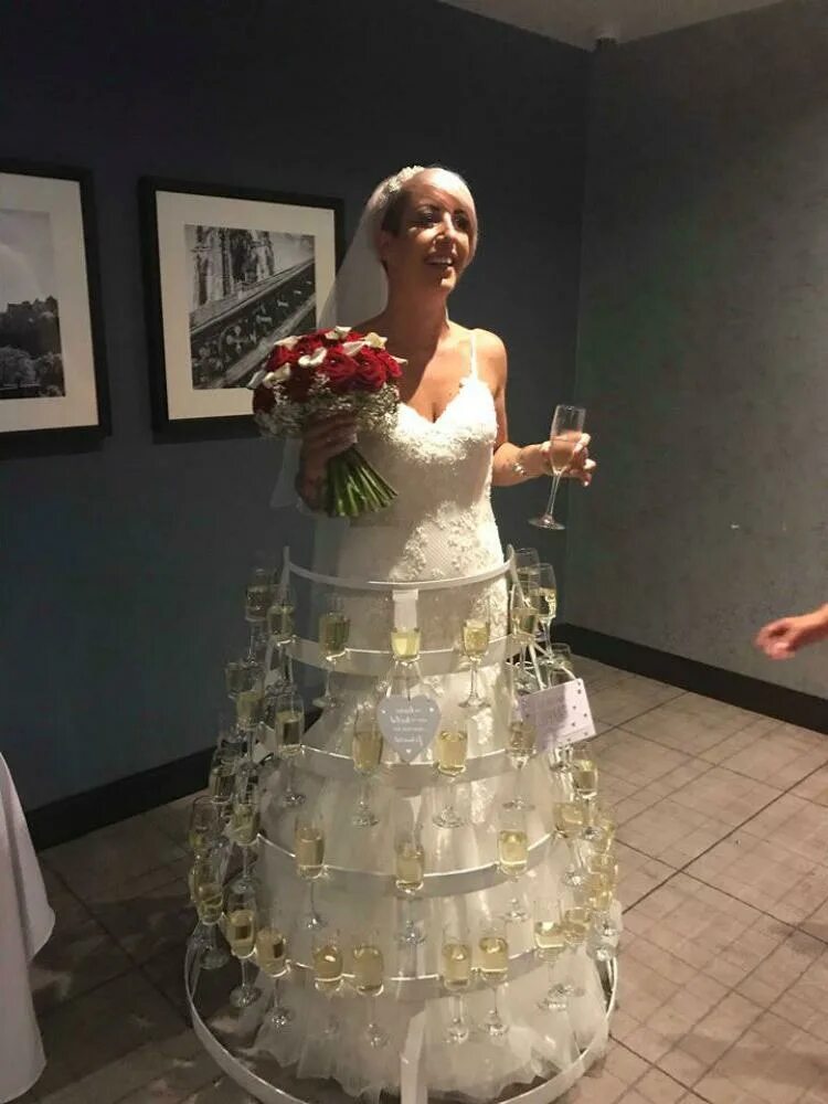 платье из бросового материала. мет гала 2021. Sheena 2019. рози хантингтон-уайтли на красной дорожке. удивить нарядом.