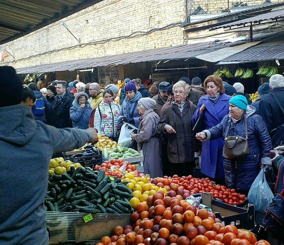 Работают ли сейчас рынки. Сенной рынок Питер. Овощной рынок на Сенной в Питере. Овощи фрукты Сенной рынок Саратов. Сенная площадь рынок вещевой.