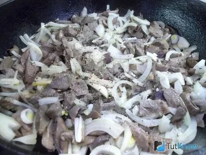 Как пожарить грибы с луком и сметаной