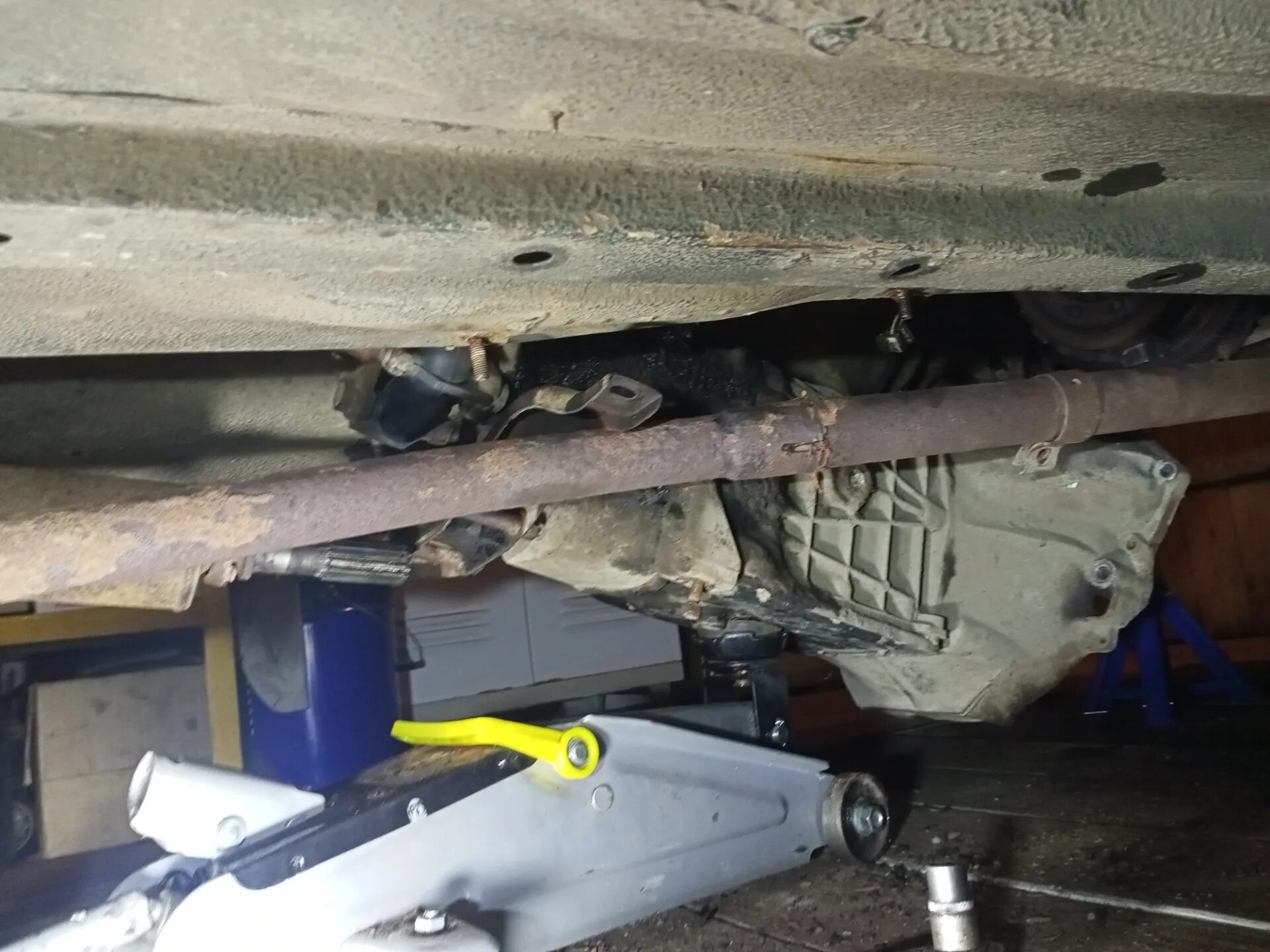 Как поменять сцепление без ямы. Снятие коробки без ямы. Замена сцепления без снятия коробки. Замена выжимного подшипника ваз 2115. Ваз 2110 снятие кпп без ямы.