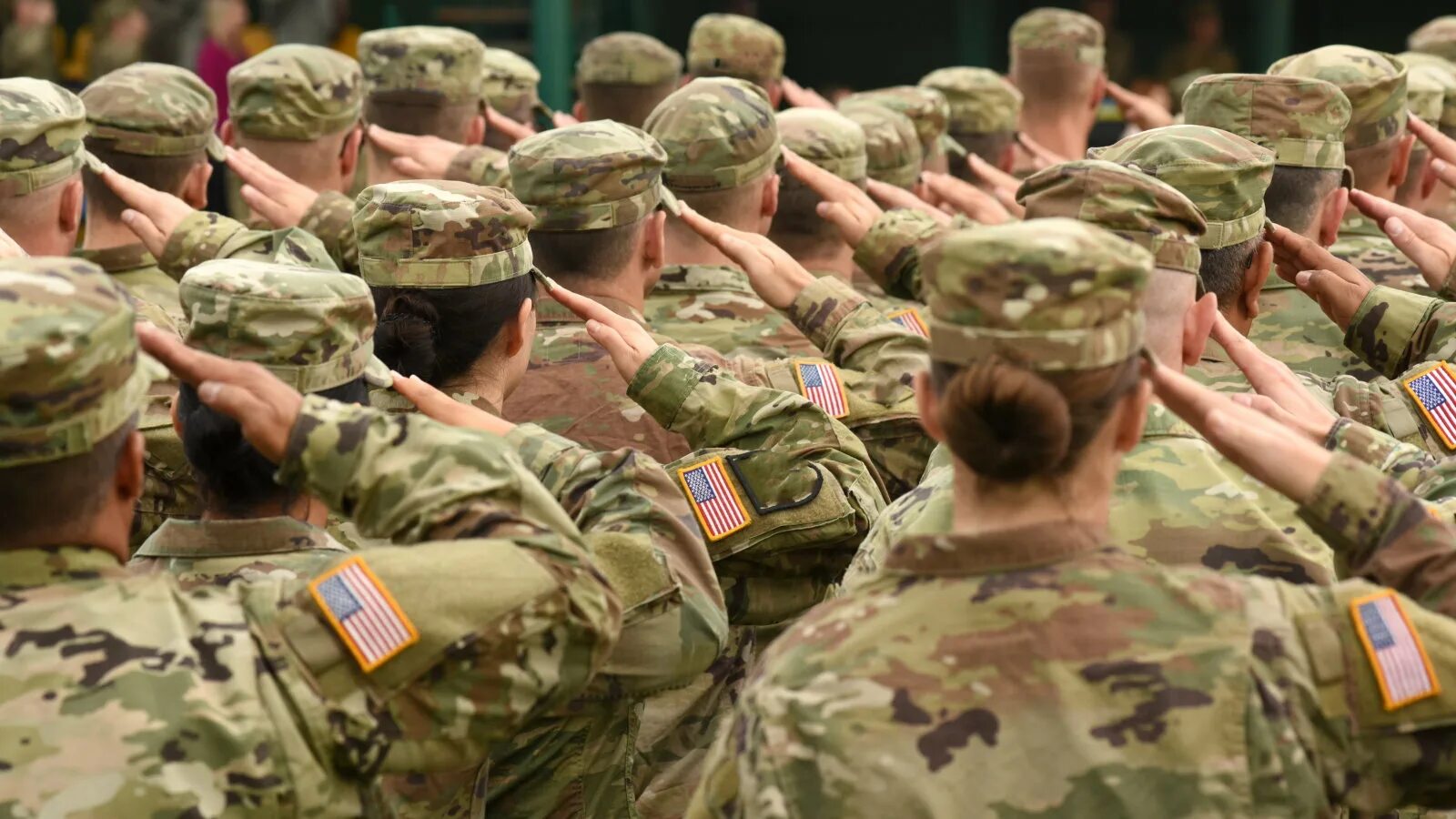 Сша страдают. Военные США. Американский солдат отдает честь. Солдат США. Новобранцы США.