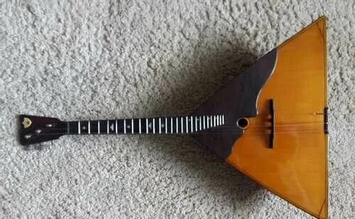 Балалайка мастер. Балалайка красноярск. Гребенников балалайка мастер сайт. Балалайка прима мекунда. Балалайка мастер.