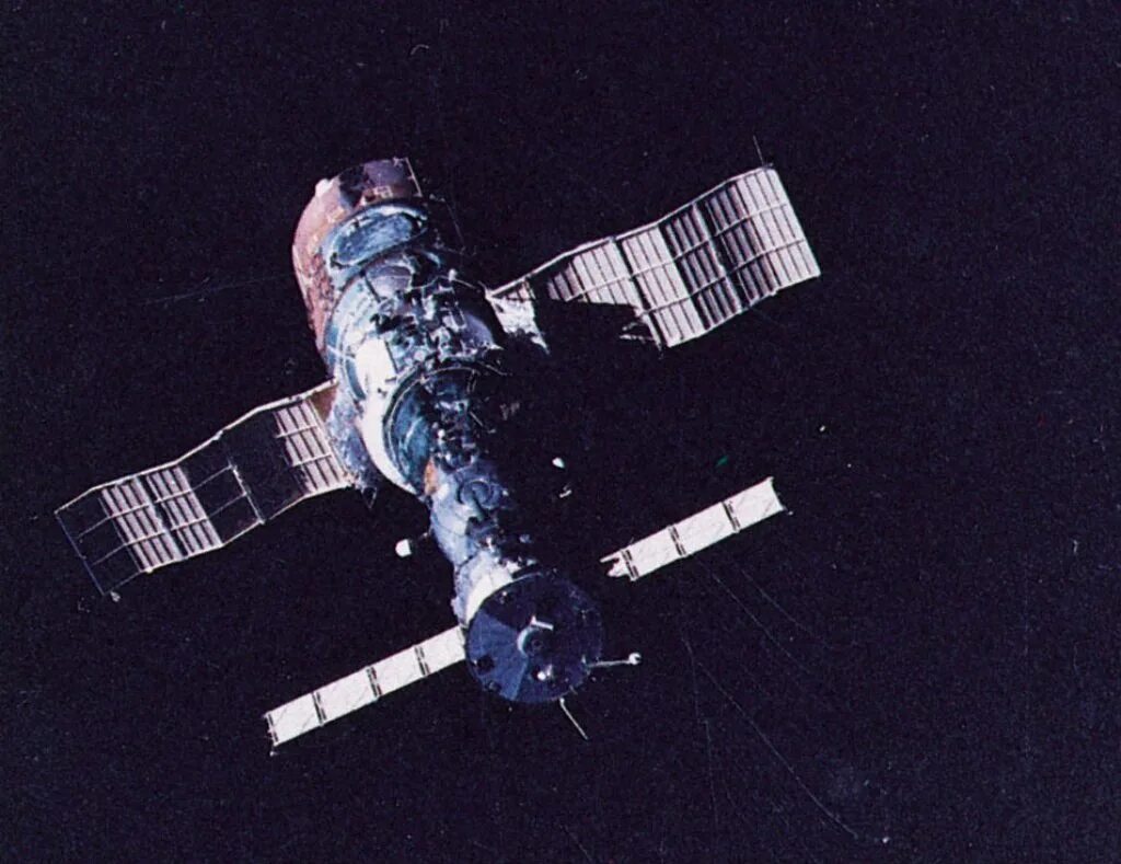Первая космическая станция салют 1. Первая орбитальная станция салют 1971. 1971 Орбитальная Космическая станция салют. 19 Апреля 1971 — запущена первая орбитальная станция салют-1 (СССР).. 1974 — Запуск Советской орбитальной космической станции «салют-3»..