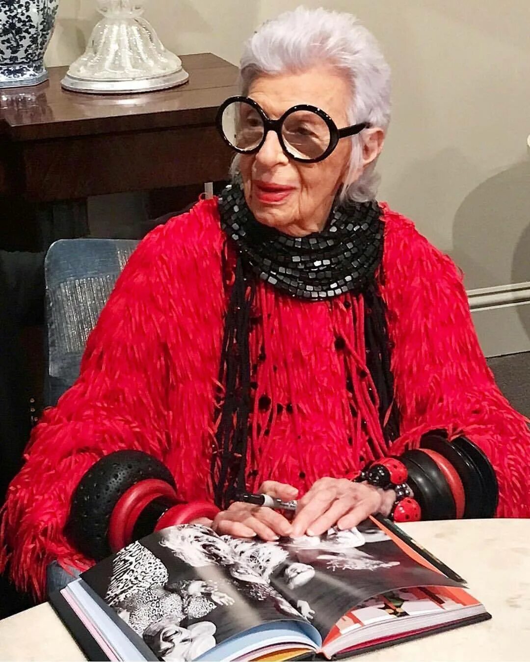 Iris apfel. Айрис Апфель. Айрис Айрис Апфель. Айрис Апфель в молодости. Модель 100 лет Айрис Апфель.