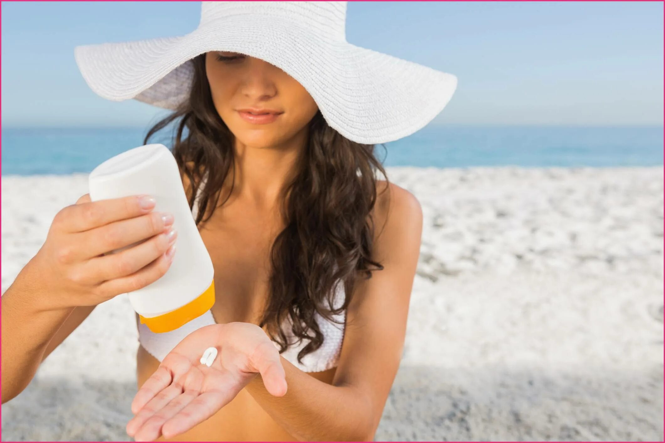 Солнцезащитный крем на пляже. Защита кожи от солнца. Девушка с солнцезащитным кремом. Солнцезащитные крема нанесение.