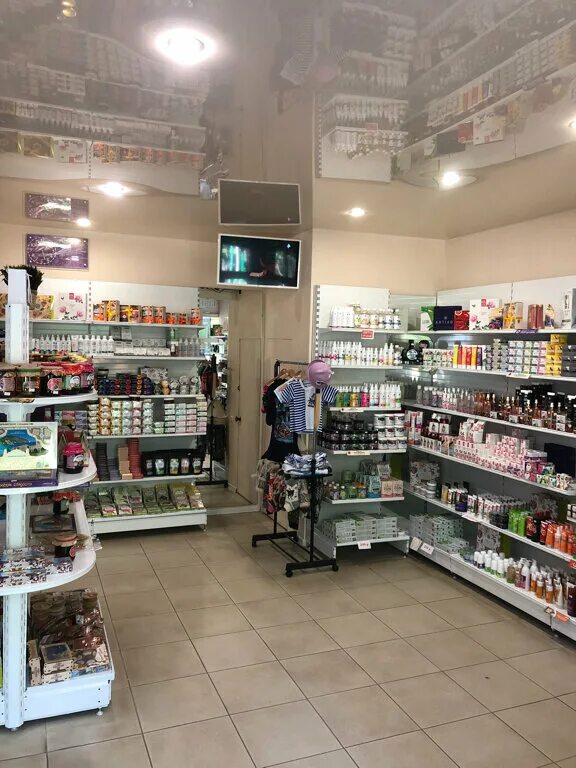 Коктебель ленина 125. Продуктовые магазины в крыму. Вина крыма магазин. Магазин крымской косметики в ялте. Пуд сеть магазинов.