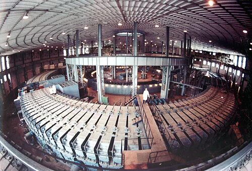 Синхрофазотрон 1957. Синхрофазотрон 1957 в дубне. Синхрофазотрон ссср 1957. Объединенный институт ядерных исследований дубна. Первый синхрофазотрон в ссср.