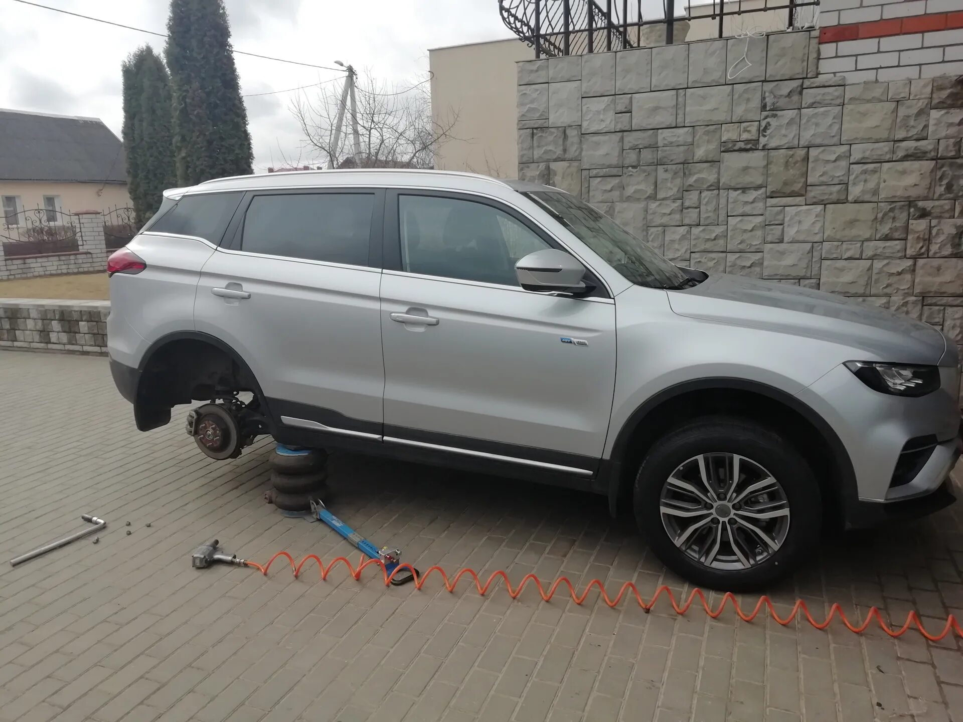 Geely atlas pro шины. Джили атлас лифт подвески. geely atlas pro вспучивание краски. at/t шины на geely atlas. geely atlas pro 2025 черный.