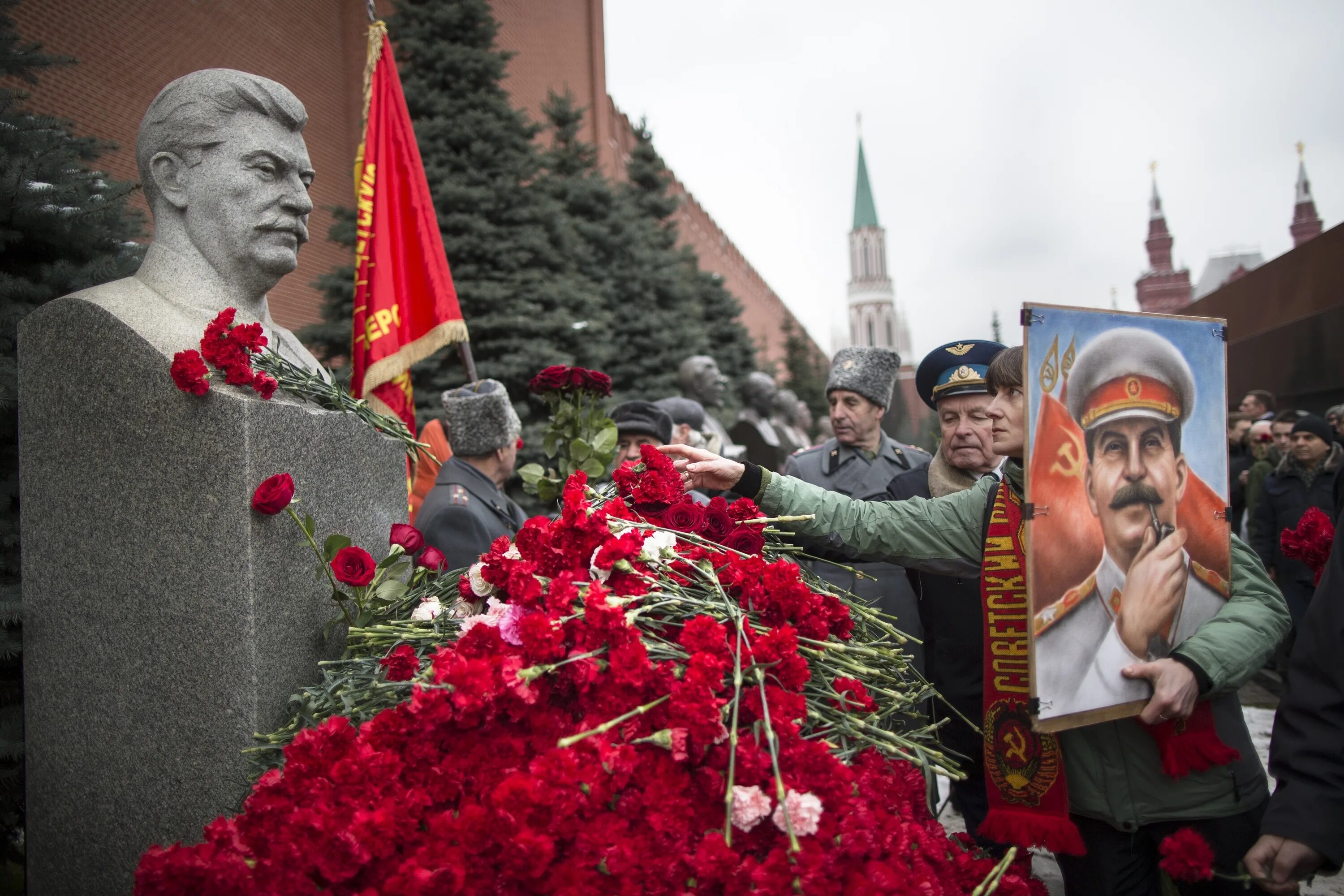 Гвоздики для сталина. Сталин Иосиф Виссарионович вождь. Сталин Иосиф Виссарионович на площади. Сталин Иосиф Виссарионович статуя. Иосиф Виссарионович Сталин 21 декабря.