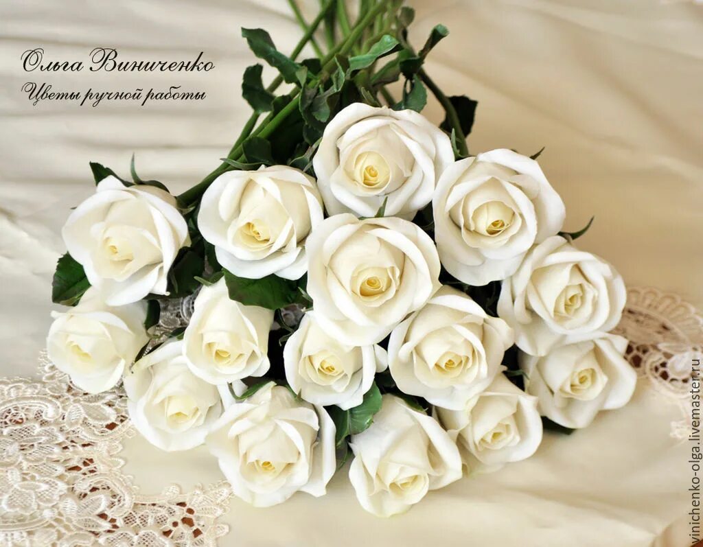 Открытка с днем рождения белые розы женщине. Открытки с белыми розами. С днём рождения белые розы. Букет белых роз. Поздравляю с днём рождения белые розы.