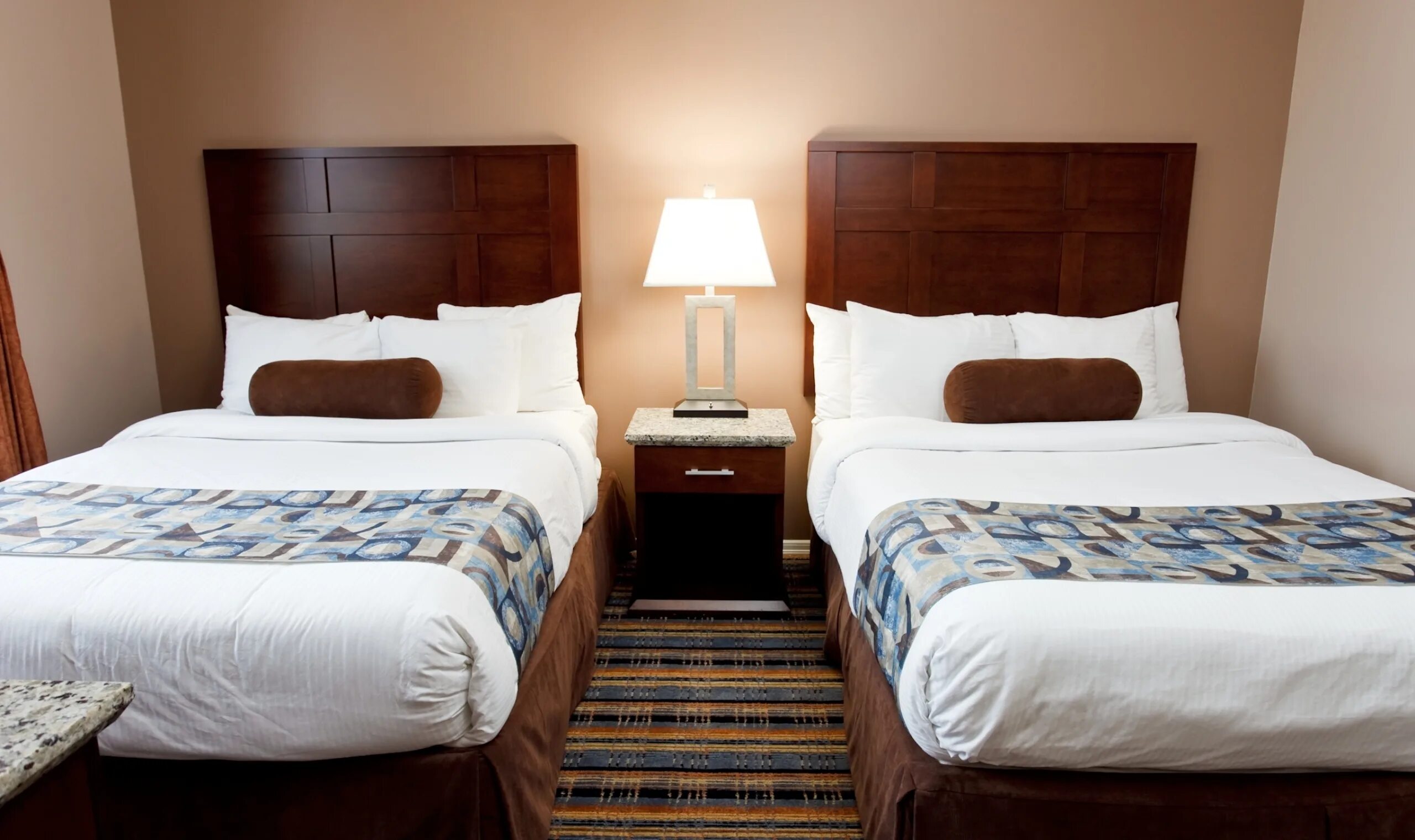 Twin bed room. Интерьер комнаты с 2 кроватями. Twin bed room. Спальня с раздельными кроватями. Кровать 2 спальная.