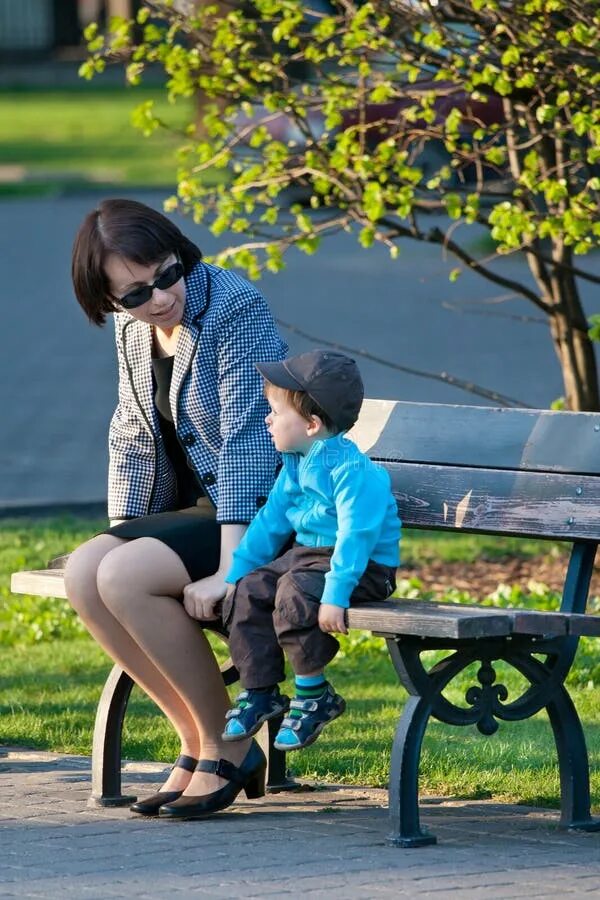 Мама на скамейке. Мамочки на скамейке. Фотосессия на скамейке с сыном. Женщина с ребенком сидит.