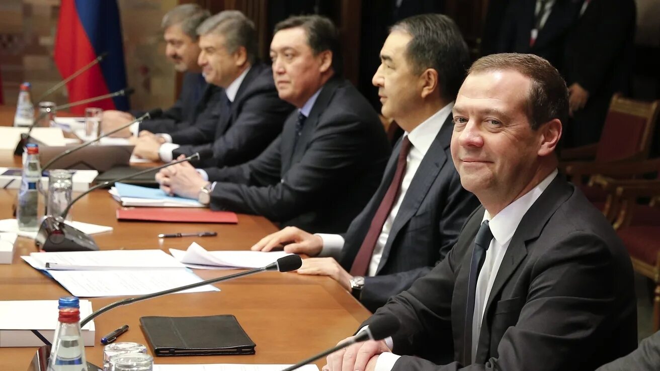 Медведева официальная группа. Спикер Госдумы. Госдума против Медведева. Выступление в Госдуме.