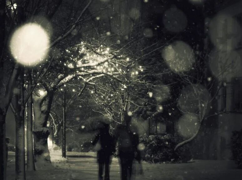 В морозном воздухе тихо. Прогулка зимой вечером. Прогулка ночью зимой. Снегопад фонарь. Прогулка под падающим снегом.