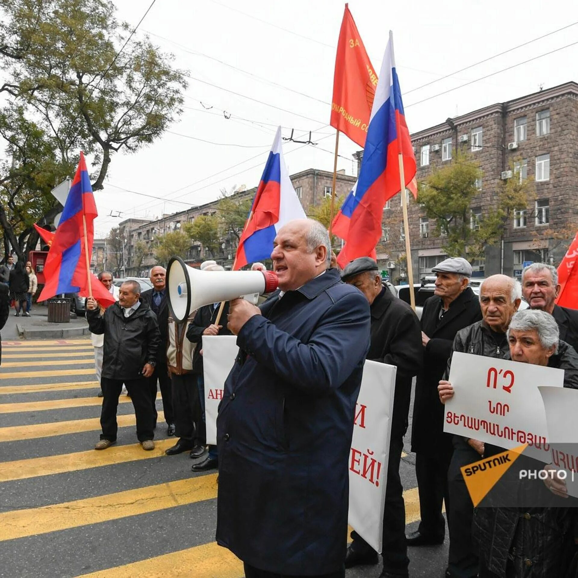 Россия и армения отношения на сегодня новости. Армения митинг Россия. Митинг в Армении в поддержку России. Митинги в Армении 2022. Ереван митинг у российского посольства.