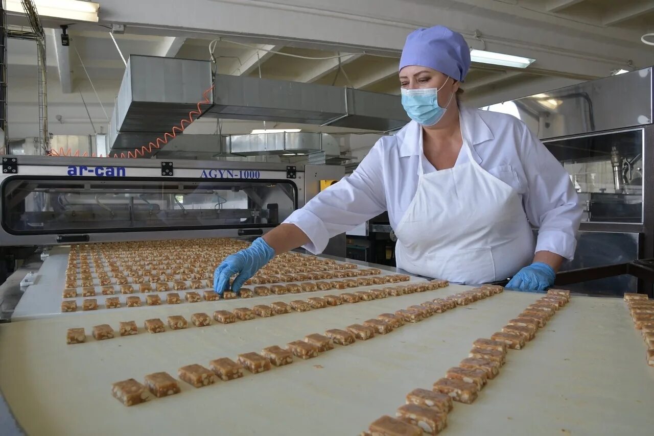 Работники рахат. Ucandy бельгийский шоколад. Кондитерская фабрика машук. Сладости конфеты печенье. Акционерное общество леденец изготавливает конфеты и выпечку.