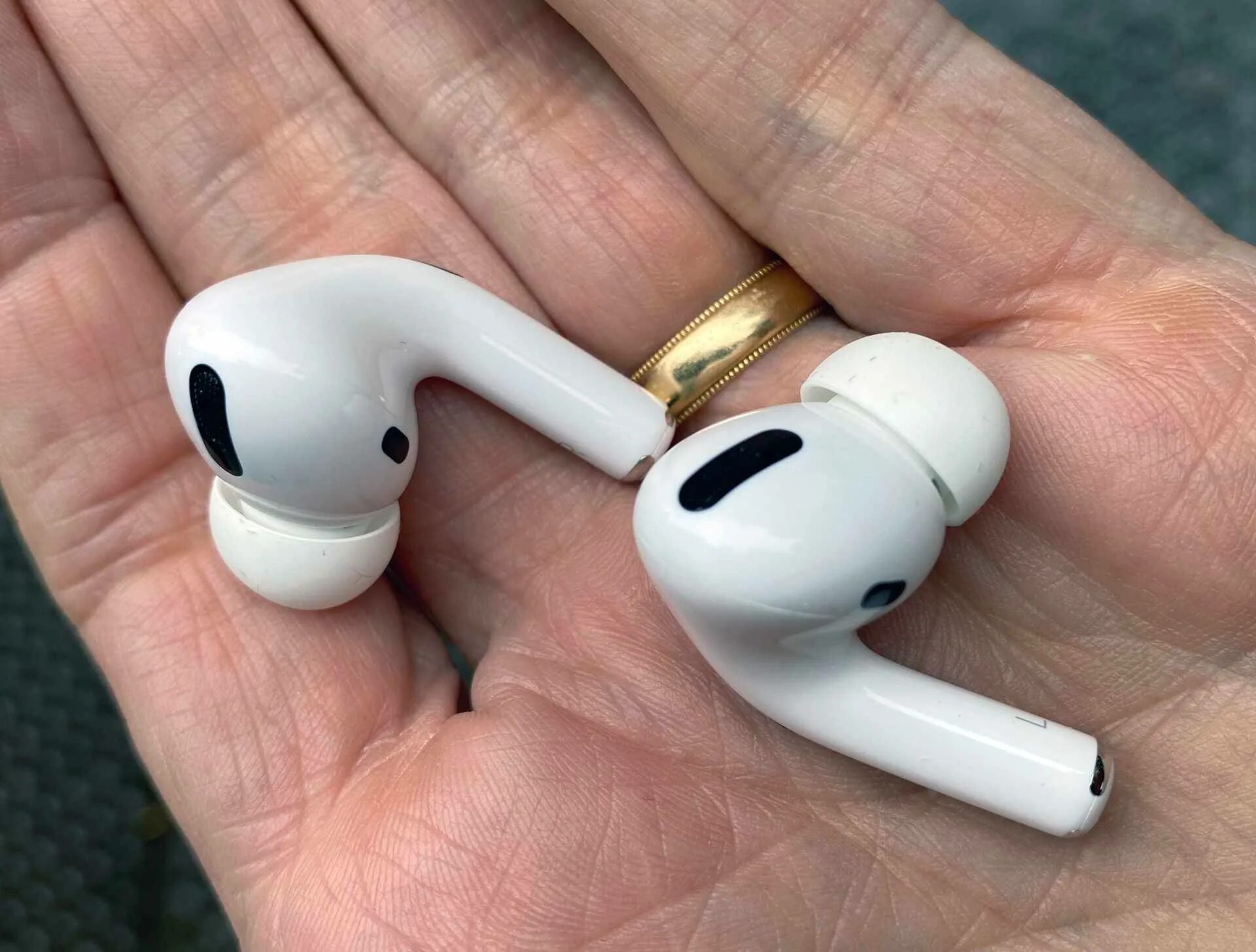 Наушники airpods pro 4. 2 2021. Iphone 11 pro max и airpods. Беспроводные наушники apple airpods pro. Наушники айфон аирподс.