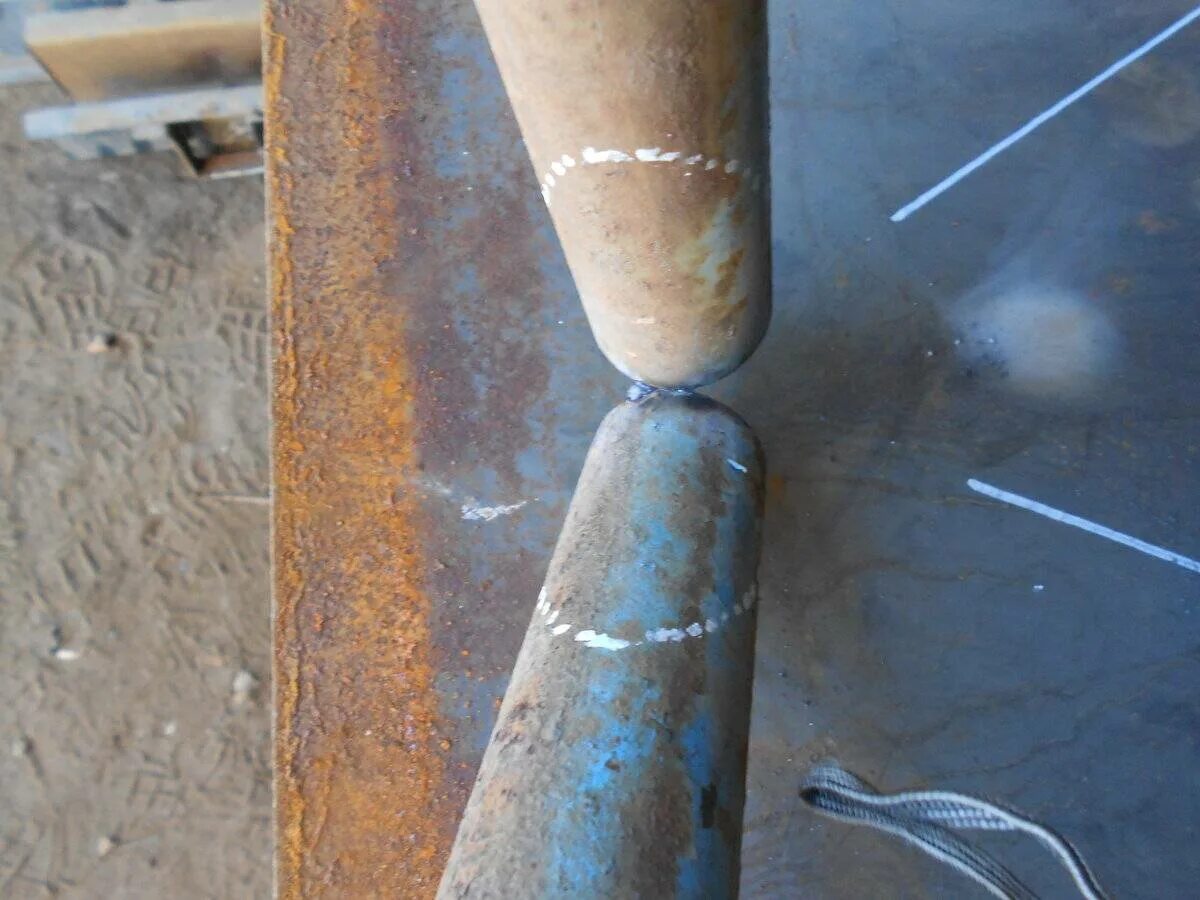 Вертикальный шов сварка электродом для начинающих. Сварка угловых сварных швов в нижнем положении. Технология дуговой сварки вертикальных швов труб. Сварочный полуавтоматическая точечная сварка. Какими электродами варить трубы.