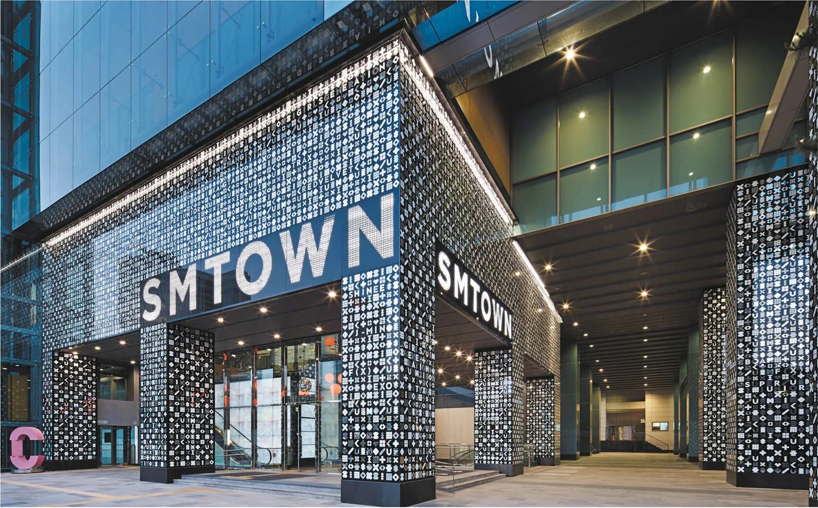 SMTOWN COEX Artium. SM Town в Сеуле. Здание SM. SMTOWN здание.